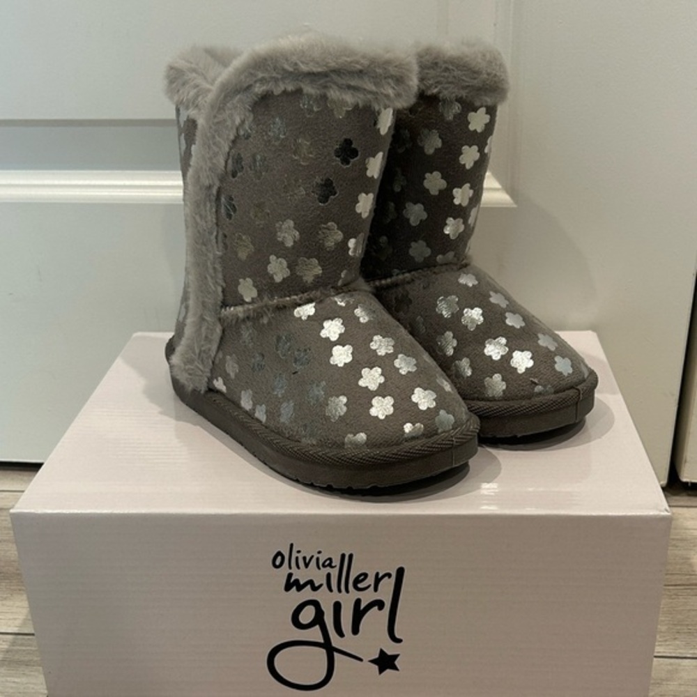 Olivia Miller Girl! Gray faux fur lined pull on boots size 12 NEW